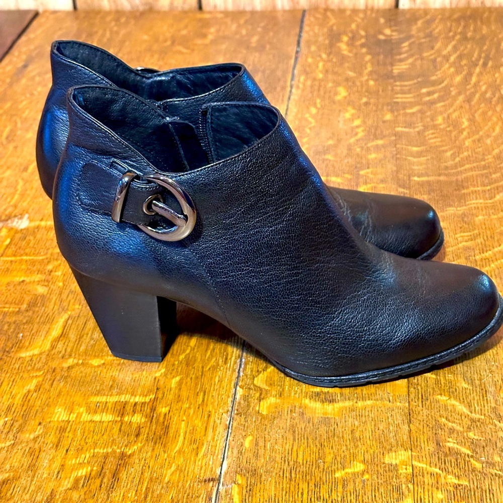 Clarks Artisan black pebbled‎ leather Gunmetal buckle strap ankle heels women 11